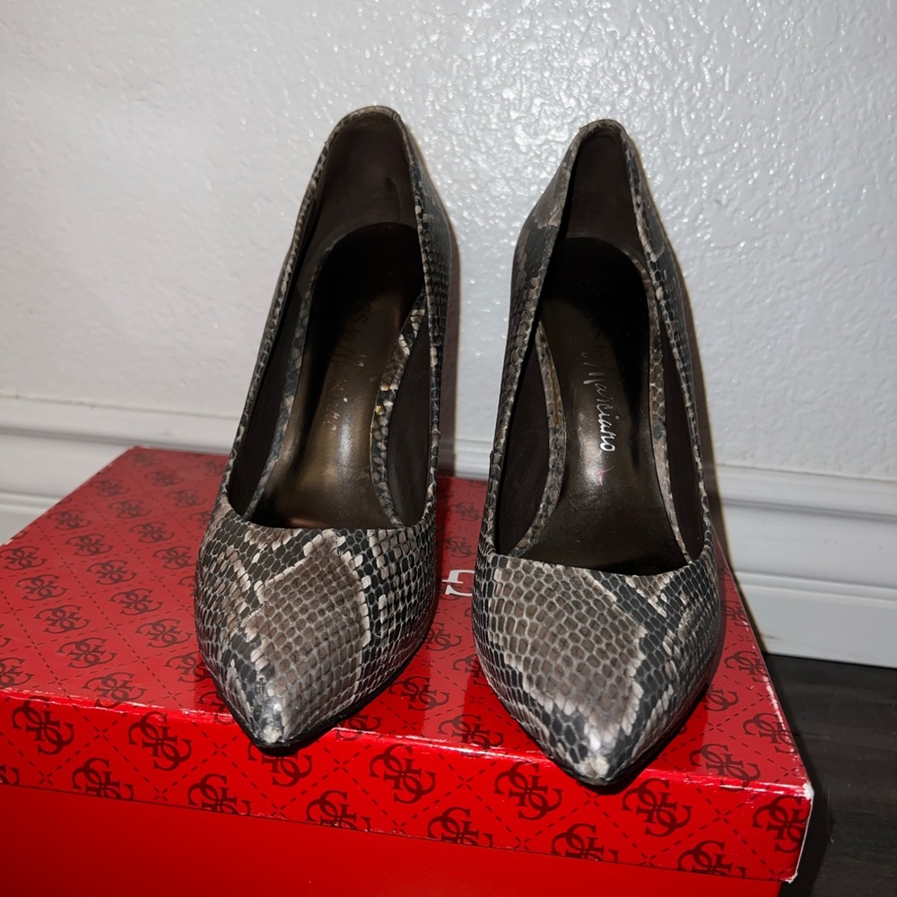 GUESS Women's Snakeskin Pumps - Black and Gray